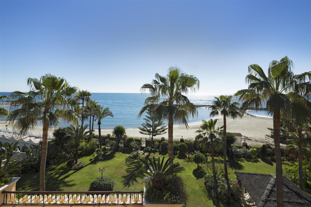 V5119 Luxury Frontline Beach Penthouse Puerto Banus Marbella (2)