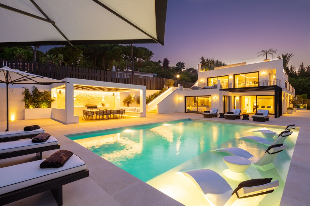 Fantastisk pool Modern villa till salu Nueva Andalucia (1)