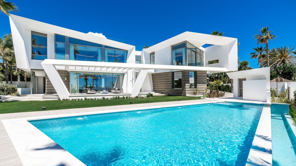 Villa moderna junto a la playa Marbella Este (1)