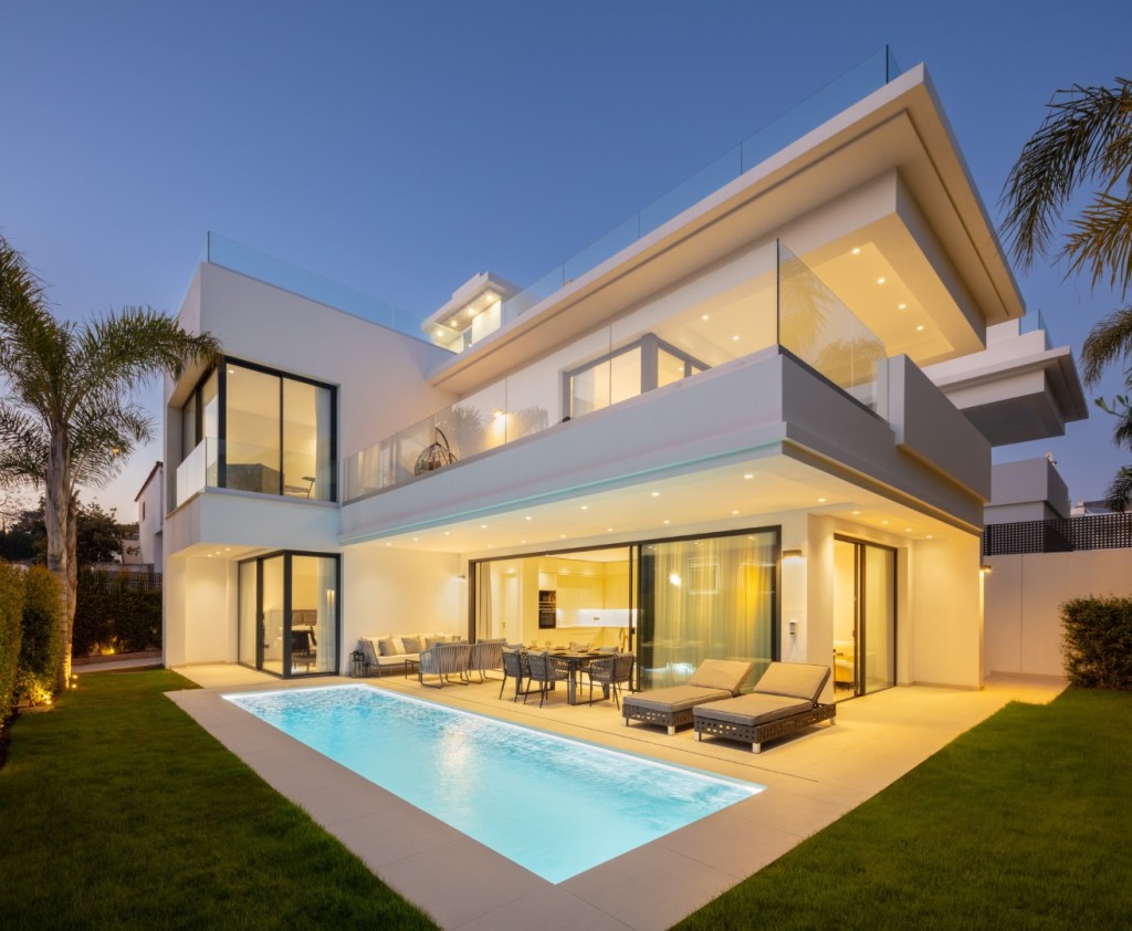Villa moderna junto a la playa Marbella Milla de Oro (1)