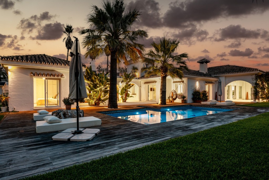 Villa junto a la playa Marbella Este España (1)