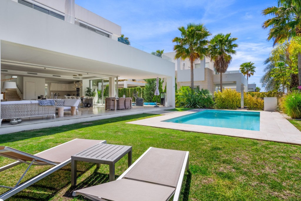 Contemporary Villa Gated Complex Marbella (1) (Grande)