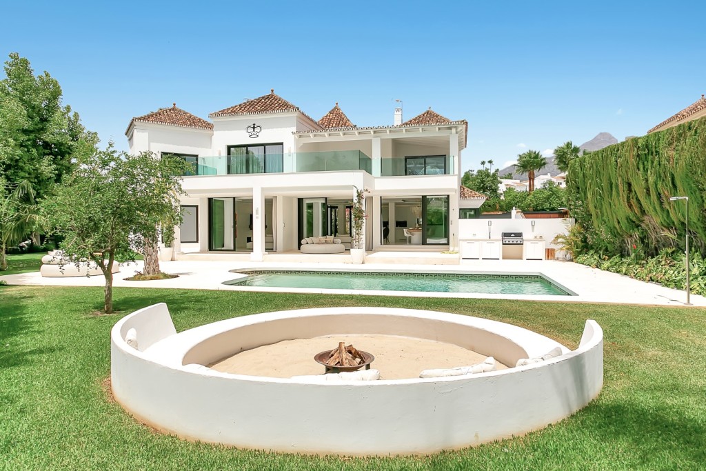 Fully Renovated Villa Gated Complex Marbella  (1)