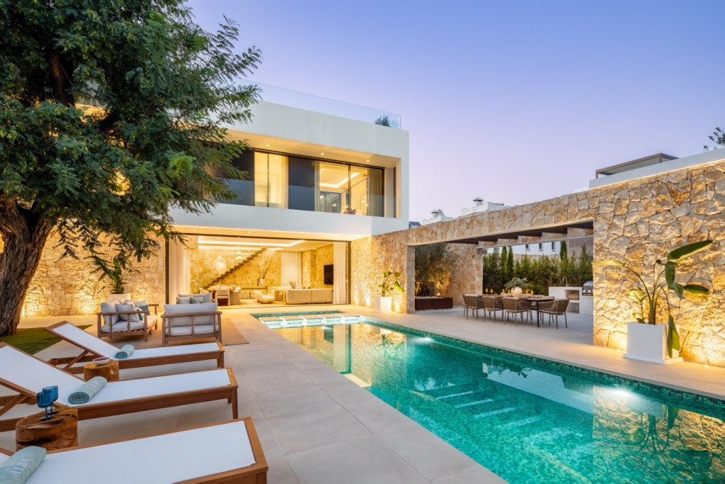 Strandnära lyxig modern villa Marbella västra sidan (1)